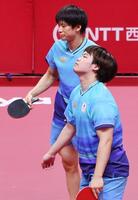男子ダブルス準決勝　中国ペアに敗れ肩を落とす松島輝空（手前）、戸上隼輔組