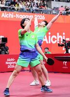 男子ダブルス準決勝　中国ペアに勝利し喜ぶ張本智和（右）、篠塚大登組