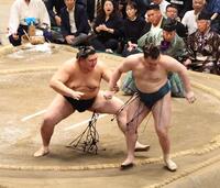 安青錦（右）を突き出しで破る大の里＝両国国技館