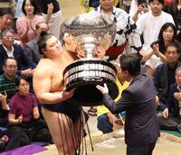 内閣総理大臣賞を授与される大の里