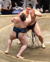 大の里（奥）が突き出しで安青錦を下す