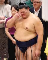 国歌を聞きながら感極まる大の里