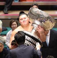 優勝を果たし、内閣総理大臣杯を手にする大の里