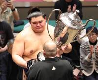 優勝を果たし、賜杯を手にする大の里