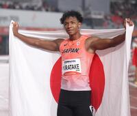 男子１１０メートルハードルで銀メダルを獲得し、日の丸を背にする村竹ラシッド＝愛知県名古屋市・パロマ瑞穂スタジアム（撮影・中田匡峻）