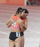 健闘を讃え合う優勝した福部真子（右）と２位の中島ひとみ