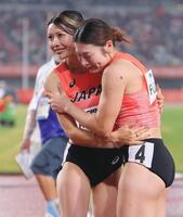 健闘を讃え合う優勝した福部真子（右）と２位の中島ひとみ