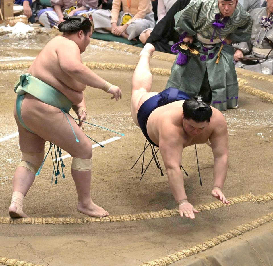 琴桜（左）に突き落としで敗れた大の里（撮影・持木克友）