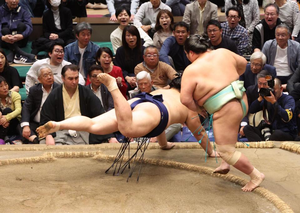 琴櫻（右）に突き落としで敗れた大の里