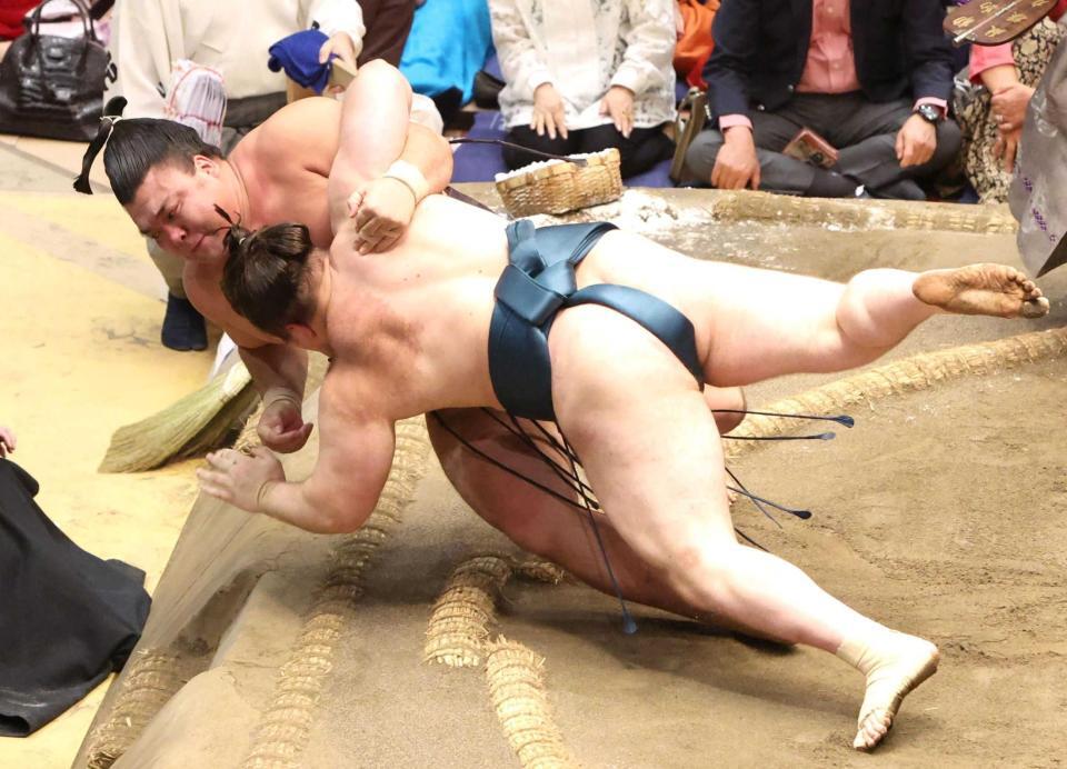 　霧島（奥）を寄り倒しで破る安青錦