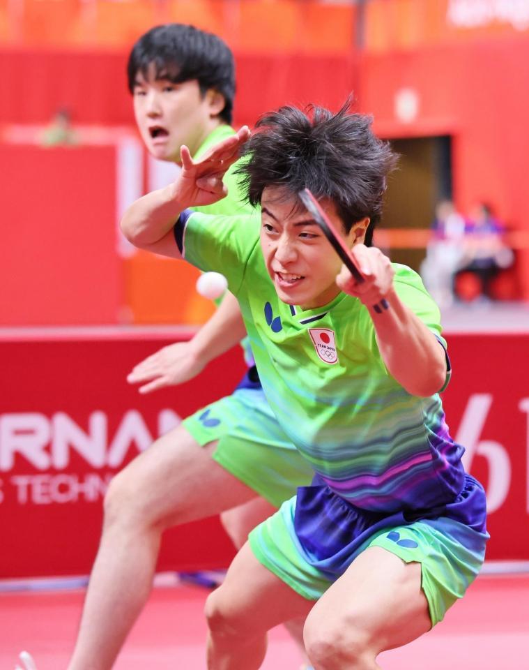 男子ダブルス準決勝　中国ペアと対戦する張本智和（奥）、篠塚大登組