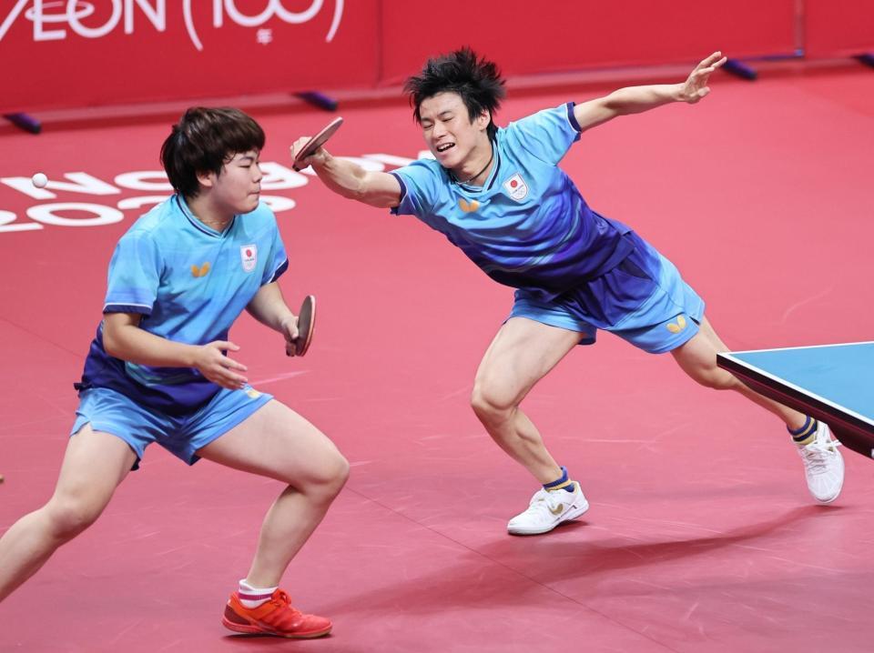 男子ダブルス準決勝　中国ペアと対戦する松島輝空（左）、戸上隼輔組
