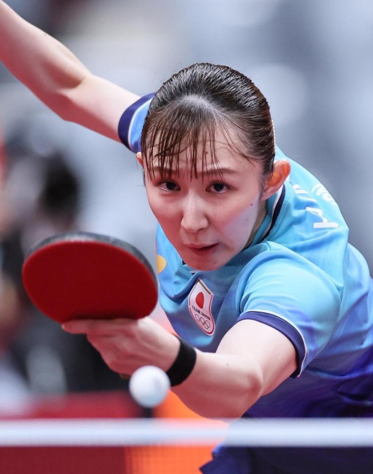女子シングルス準決勝　中国選手と対戦する早田ひな