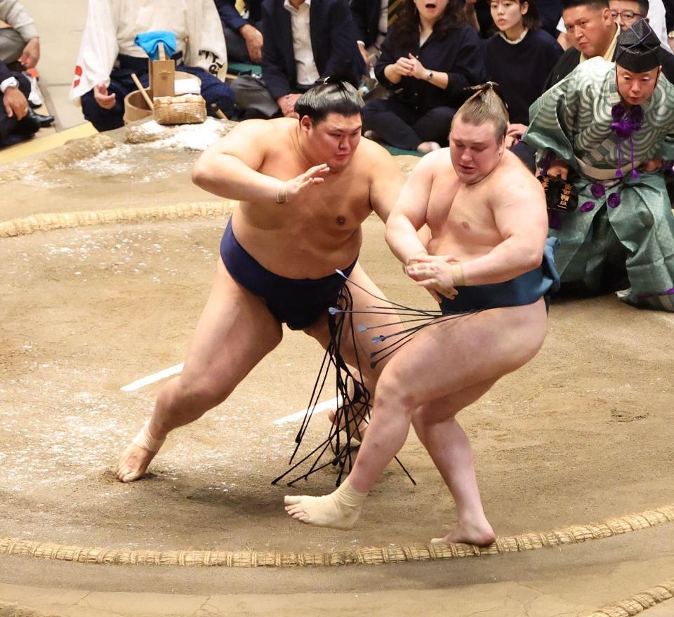 安青錦（右）を突き出しで破る大の里