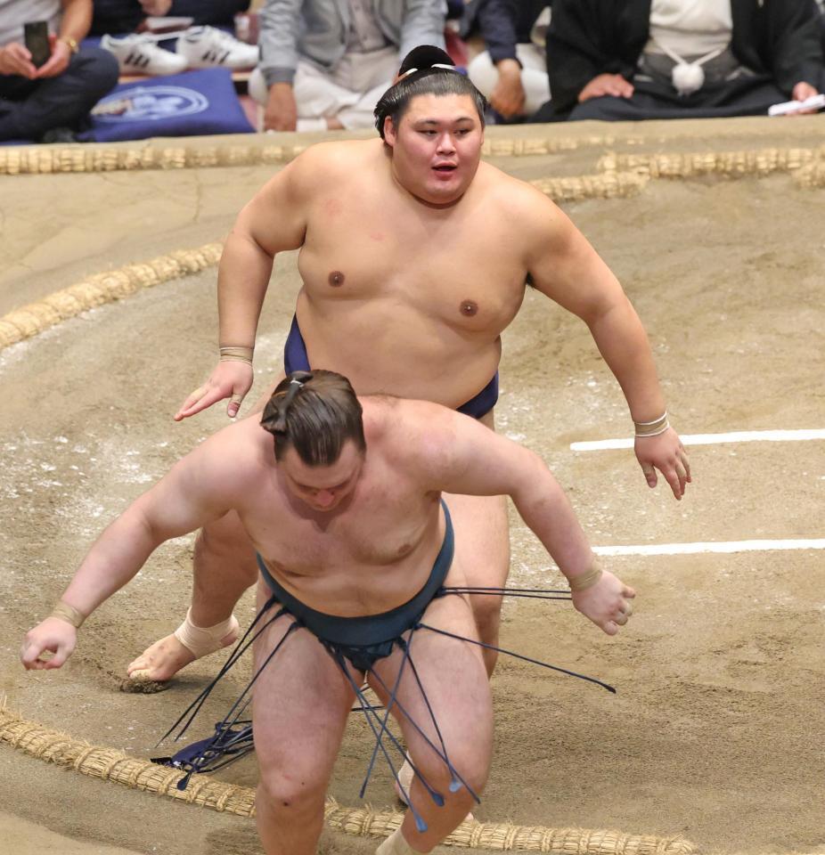 大の里（奥）が突き出しで安青錦を下す