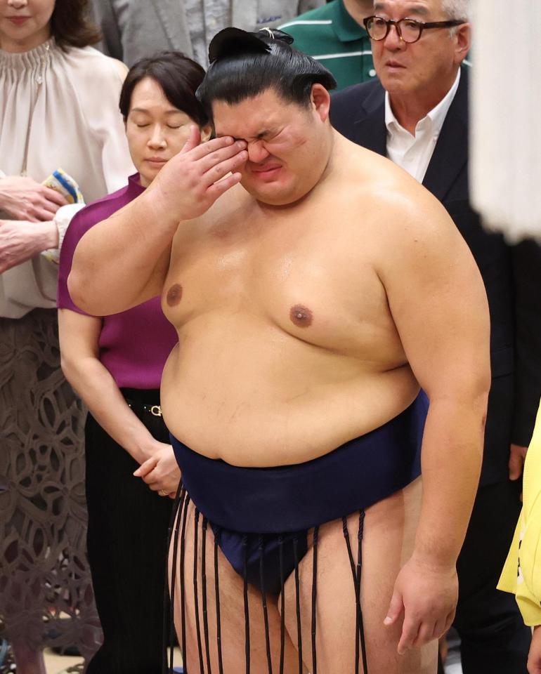 国歌を聞きながら感極まる大の里