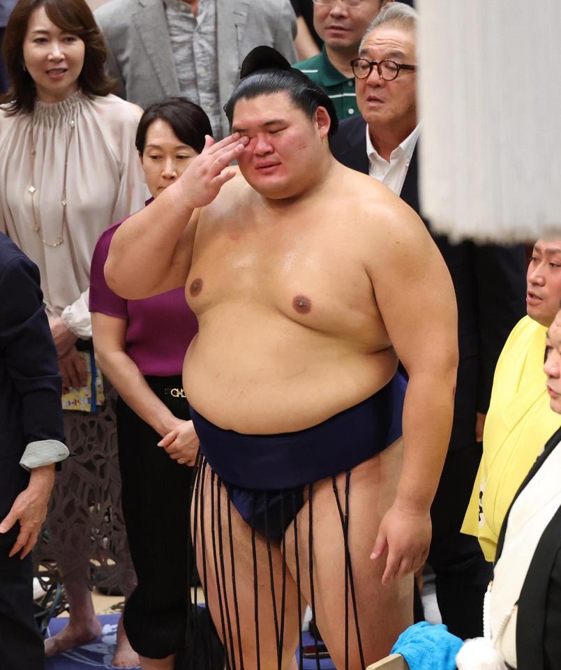 国歌を聞きながら目頭を押さえる大の里