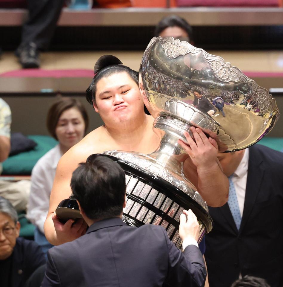 優勝を果たし、内閣総理大臣杯を手にする大の里