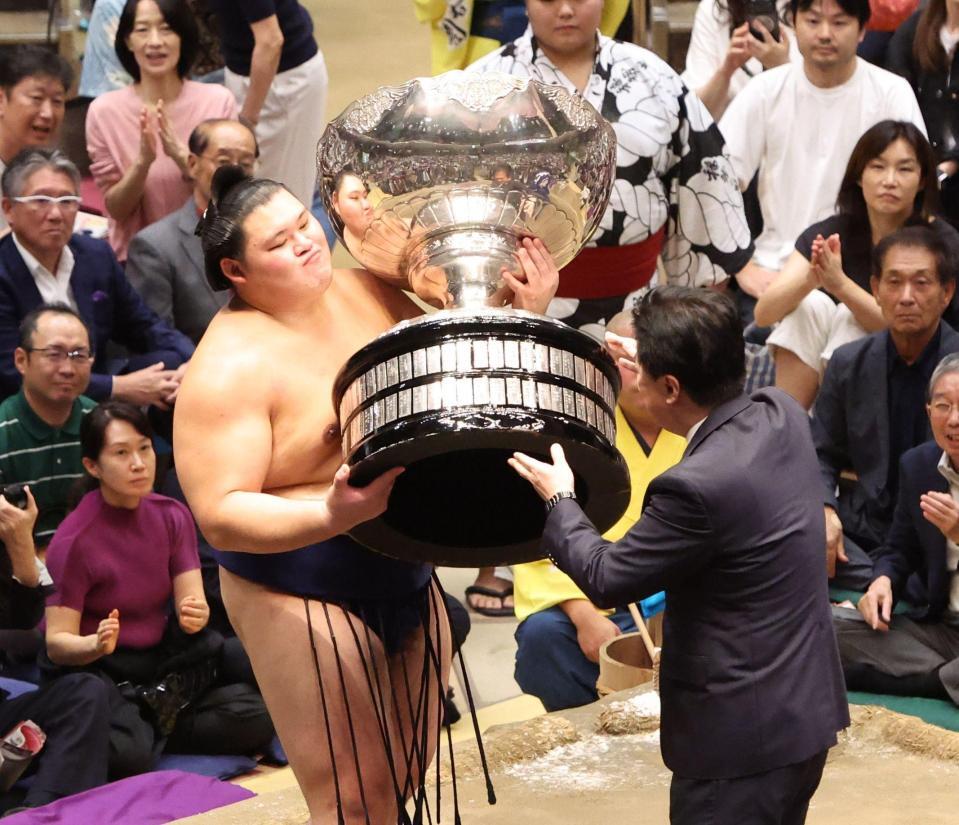 内閣総理大臣賞を授与される大の里