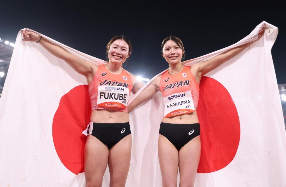 日の丸を背に笑顔を見せる福部真子（左）と中島ひとみ（撮影・中田匡峻）