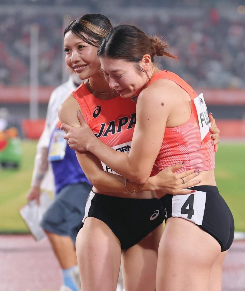 健闘を讃え合う優勝した福部真子（右）と２位の中島ひとみ