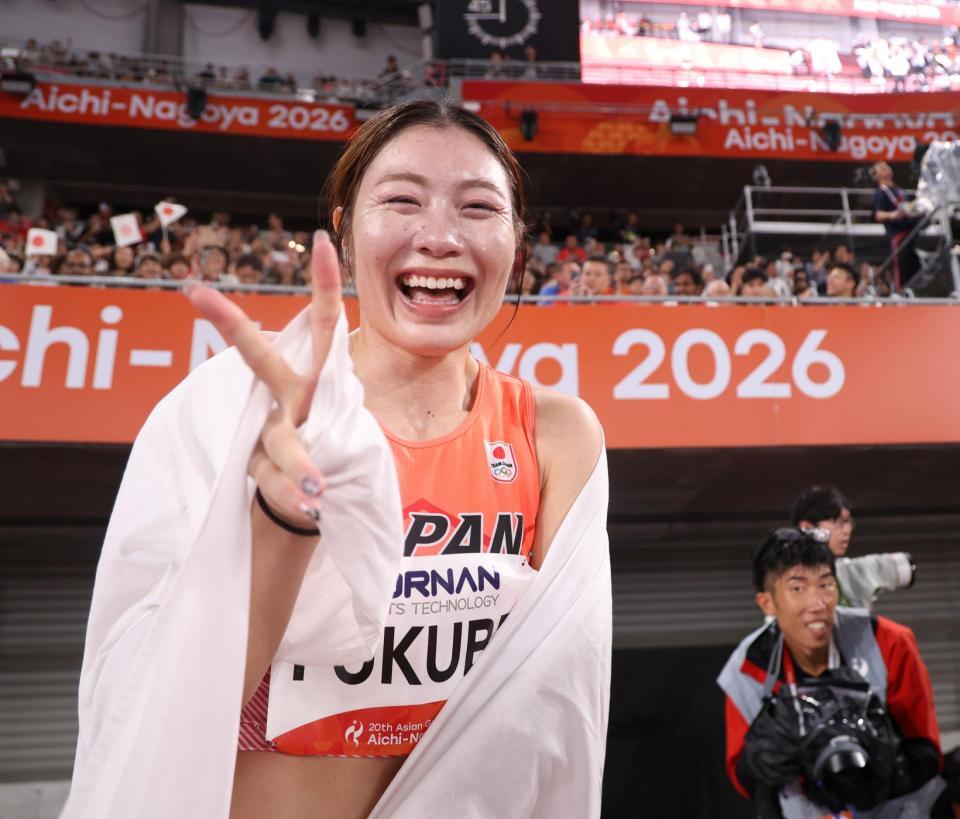 笑顔でＶサインをする福部真子（撮影・中田匡峻）