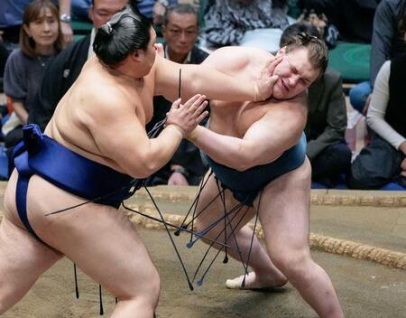 　大の里（左）と攻め合う安青錦。突き出しで敗れる