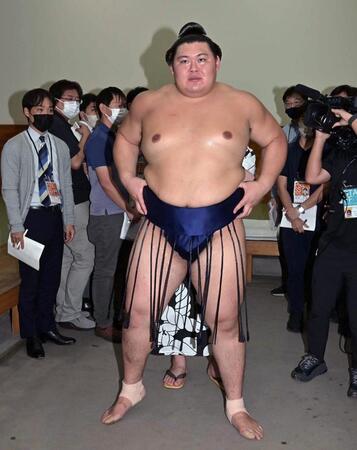 まわしを締め直して表彰式に向かう大の里（撮影・持木克友）