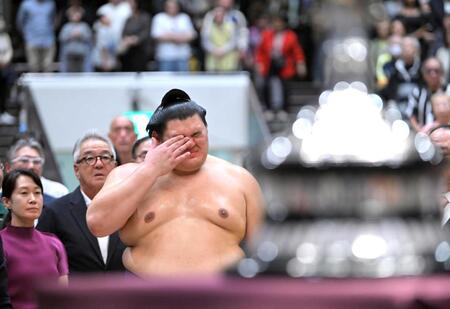 　優勝し、号泣する大の里（代表撮影）