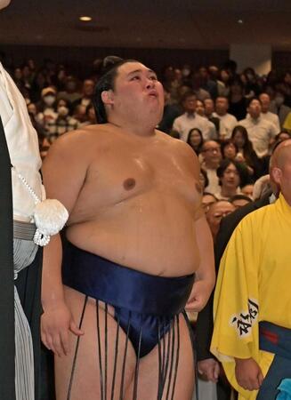 表彰式前、涙をこらえる大の里（撮影・持木克友）