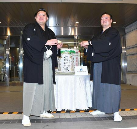 　二所ノ関親方（右）に迎えられる大の里（撮影・千葉大輝）