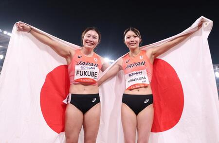 日の丸を背に笑顔を見せる福部真子（左）と中島ひとみ（撮影・中田匡峻）