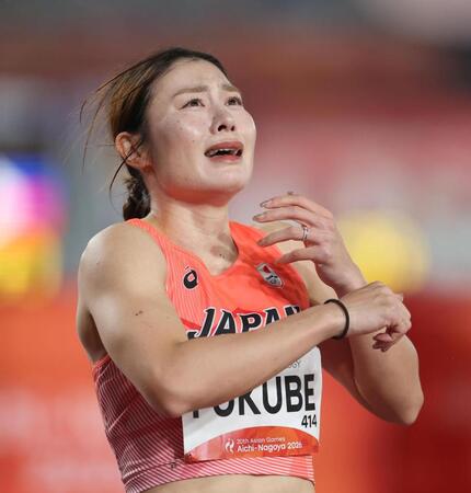 女子１００メートルハードル決勝を制し、感極まる福部真子＝愛知県名古屋市・パロマ瑞穂スタジアム（撮影・中田匡峻）