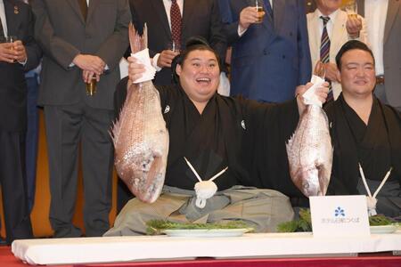 鯛を持ち上げる大の里＝２７日