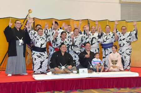記念撮影をする大の里（手前左）＝２７日