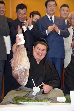 鯛を持ち上げる大の里＝２７日