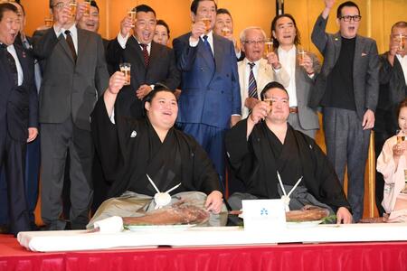 祝杯を挙げる大の里（中央左）と二所ノ関親方（同右）＝２７日