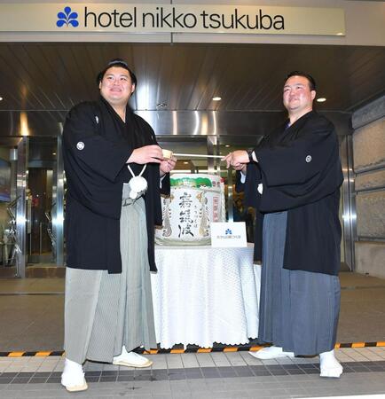 二所ノ関親方（右）に迎えられる大の里＝２７日