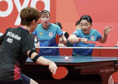 女子ダブルス準決勝、香港ペアと対戦した早田ひなと張本美和（撮影・伊藤笙子）