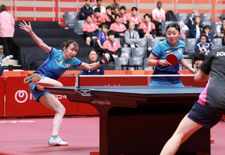 女子ダブルス準決勝、香港ペアと対戦した早田ひな（左）と張本美和（撮影・伊藤笙子）