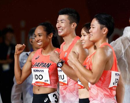 混合４００メートルリレー予選を終えポーズをとる（左から）井戸アビゲイル風果、桐生祥秀、御家瀬緑、小室歩久斗