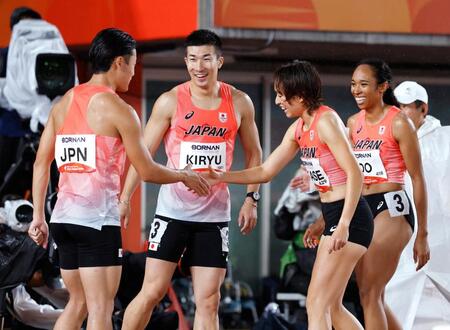 混合４００メートルリレー予選を終えた（左から）小室歩久斗、桐生祥秀、御家瀬緑、井戸アビゲイル風果