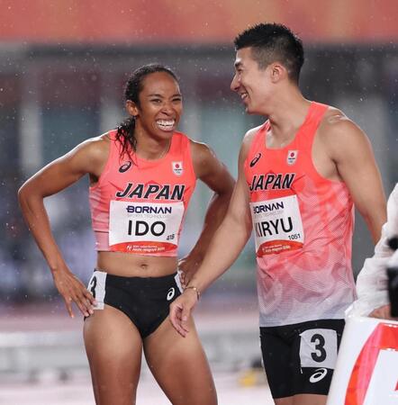 混合４００メートルリレー予選　決勝進出を果たし、笑顔を見せる井戸アビゲイル風果㊧と桐生祥秀