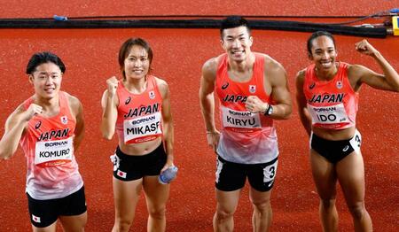 混合４００メートルリレー予選を終えポーズをとる（左から）小室歩久斗、御家瀬緑、桐生祥秀、井戸アビゲイル風果