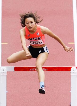 女子４００メートル障害予選　力走する青木穂花