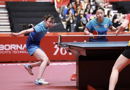 女子ダブルス決勝、中国ペアと対戦した早田ひなと張本美和（撮影・伊藤笙子）