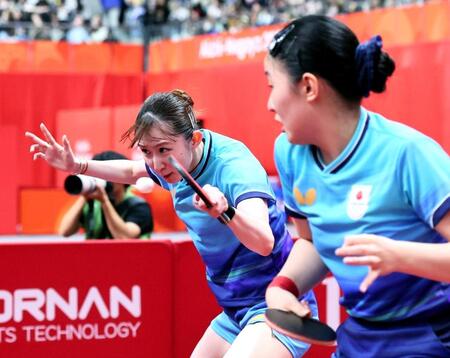女子ダブルス決勝　中国ペアと対戦する張本美和㊨、早田ひな組　