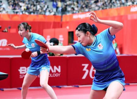 女子ダブルス決勝　中国ペアと対戦する張本美和㊨、早田ひな組　
