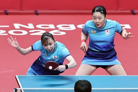 女子ダブルス決勝　中国ペアと対戦する張本美和㊨、早田ひな組　