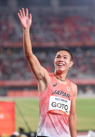 男子４００メートル障害で２位となり、笑顔で歓声に応える後藤大樹　